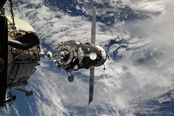Хто винен в аварії "Прогресу". Глава Роскосмосу Ігор Комаров пообіцяв, що винуватці аварії космічної вантажівки "Прогрес" будуть встановлені. Проте спочатку, за словами Комарова, потрібно з'ясувати причини аварії.