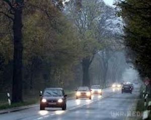 Зміни для водіїв у травні. Автомобілі вдень можуть їздити за містом без світла фар.