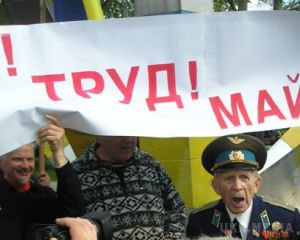 У Харкові сталися сутички між учасниками першотравневого мітингу і проукраїнської акції. У Харкові, незважаючи на заборону адміністративного суду, з нагоди 1 травня пройшов мітинг. 