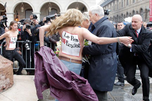 Femen роздяглися на Першотравні у Франції. Феміністки протестували проти Марін Ле Пен, називаючи лідера французьких націоналістів фашистом.