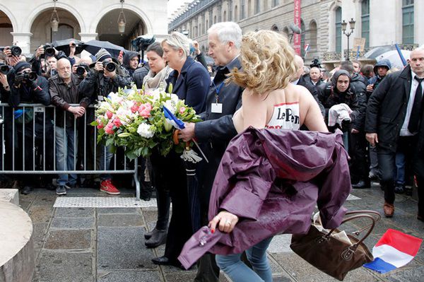 Femen роздяглися на Першотравні у Франції. Феміністки протестували проти Марін Ле Пен, називаючи лідера французьких націоналістів фашистом.