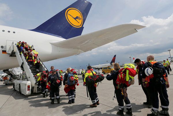 Літак, на якому летіли за українцями в Непал зламався. Зіпсований насос зможуть відправити тільки 2 травня.