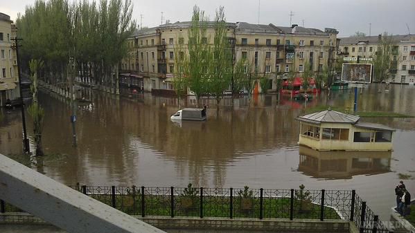 Злива з градом затопила Краматорськ (фото, відео). Користувачі соцмереж викладають фото плаваючих машин і граду, що випав.