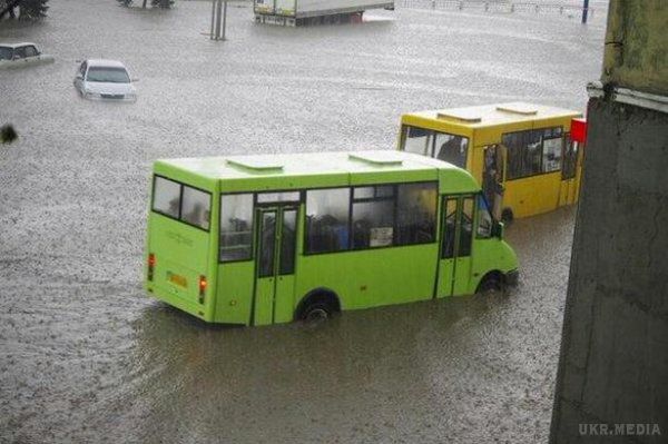Злива з градом затопила Краматорськ (фото, відео). Користувачі соцмереж викладають фото плаваючих машин і граду, що випав.