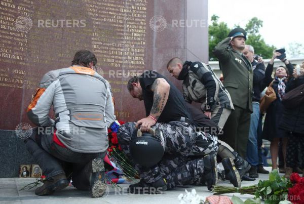 Два байкера клубу "Нічні вовки" дісталися до Відня. Російські байкери поклали вінки до пам'ятника радянському Воїну-визволителю у Відні.