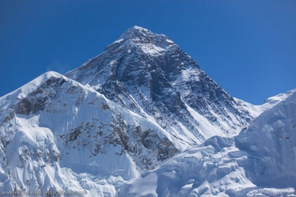 ЗМІ: Еверест став нижче з-за землетрусу в Непалі. Після катаклізму "зростання" найвищої гори світу зменшилося на дюйм (2,54 сантиметра).