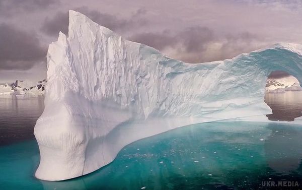 Зачаровує магія льоду. Безпілотник відобразив краси Антарктиди з висоти пташиного польоту. Режисер знімав крижані пейзажі з допомогою апарата з закріпленою на ньому відеокамерою