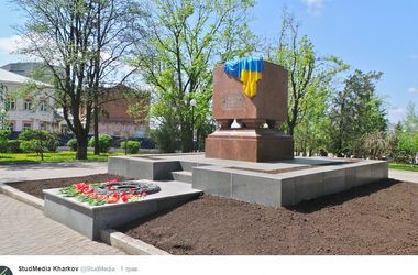 У Харкові "Вічний вогонь" знову розфарбували в кольори українського прапора. Міліція намагається встановити, хто розфарбував монумент