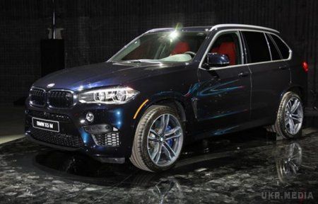 Уночі ''нульовий''  депутатський BMW X5 вартістю $100000 перетворили на металобрухт. Новенький BMW X5 M (модель 2015 року, вартість такої автівки сягає понад $100 000 ) спалили у дворі приватного будинку депутата.
