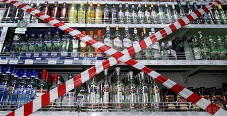 АТО. Як розправляються з продавцями спиртного ?. Сухий закон забороняє відпускати алкоголь людям у формі