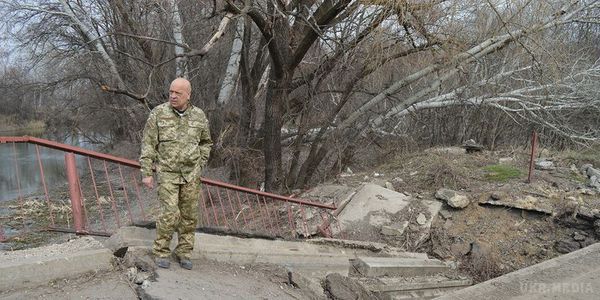  Українська БРДМ підірвалася на фугасі, є загиблі - Москаль. Бойова машина українських військових вчора підірвалася на фугасі на Луганщині, двоє військових загинули.