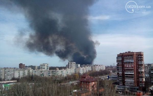 Над Маріуполем чорний дим. Повідомляють про пожежу в центрі міста. Горить будівля фірми, що займається пінопластом