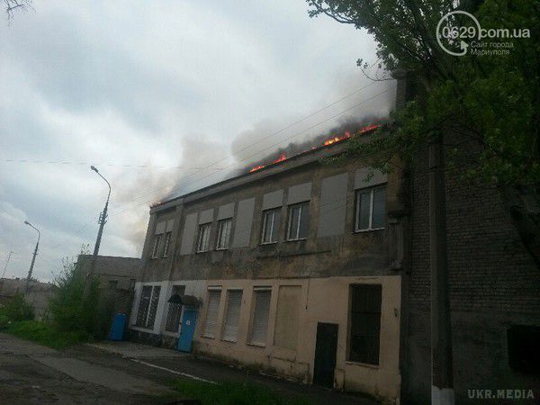 Над Маріуполем чорний дим. Повідомляють про пожежу в центрі міста. Горить будівля фірми, що займається пінопластом