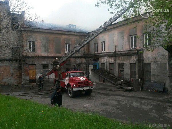 Над Маріуполем чорний дим. Повідомляють про пожежу в центрі міста. Горить будівля фірми, що займається пінопластом