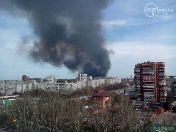 Над Маріуполем чорний дим. Повідомляють про пожежу в центрі міста. Горить будівля фірми, що займається пінопластом