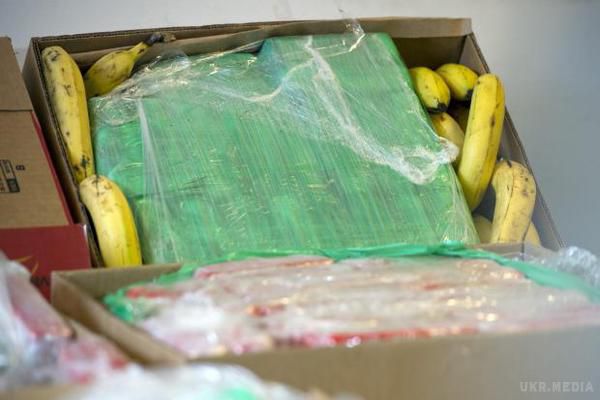 В супермаркети Берліна надійшло 400 кг кокаїну замість бананів. 4 травня в супермаркетах Берліна було виявлено майже 400 кілограмів кокаїну в коробках з-під бананів, повідомляє «Дощ» з посиланням на Sddeutsche Zeitung.