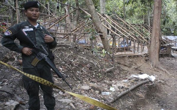На безлюдних островах Таїланду знайдені трупи жертв работоргівлі. Поховання були виявлені на двох безлюдних островах То-Кра і Ко-Нок в південній провінції Пхангнга