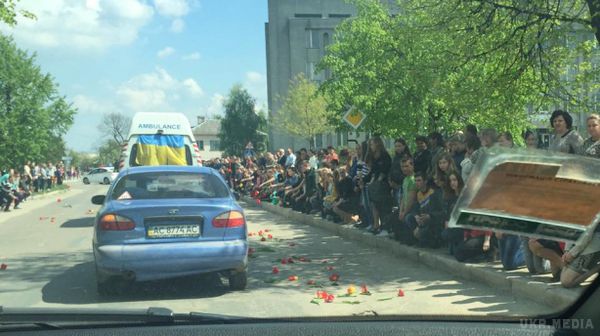 Загиблого героя «Донбасу» Івана Сотника Волинь зустріла на колінах. Прості люди стояли на колінах, а місцеві чиновники сиділи по кабінетах.