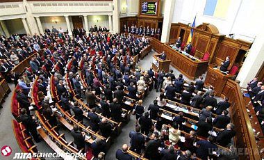 Опубліковано рейтинг самих багатих і самих бідних депутатів Ради. Найбагатшим парламентарем є екс-регіонал Віталій Хомутинник, найбіднішими - Ярослав Лесюк і Семен Семенченко