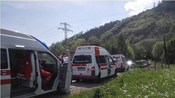 В Австрії зіткнулися два пасажирські потяги, є загиблі. На території Австрії зіткнулися два приміських потяги, у результаті лобового зіткнення важко постраждали 10 осіб.