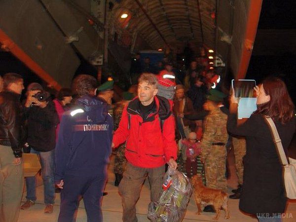 Змучені українці прибули з Непалу в Бориспіль: фоторепортаж. Літак Міністерства оборони України Іл-76 сьогодні прибув з Непалу, зруйнованого найпотужнішим землетрусом. 