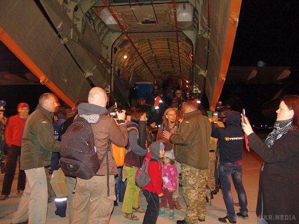 Змучені українці прибули з Непалу в Бориспіль: фоторепортаж. Літак Міністерства оборони України Іл-76 сьогодні прибув з Непалу, зруйнованого найпотужнішим землетрусом. 