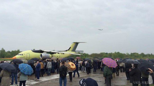  Надсучасний військово-транспортний літак Ан-178 здійснив свій перший політ (фото, відео). Дебютний політ найновішої розробки КБ ''Антонов'' завершився вдало.