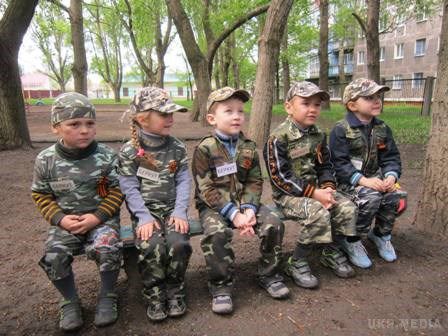 У Горлівці дошкільнят одягли в камуфляж з нашивками «Беркут» (фоторепортаж). 5 травня в окупованому місті Горлівка на базі дошкільного закладу № 91 «Орлятко» провели військово-патріотичну гру, приурочена до 70-річчя Перемоги». 