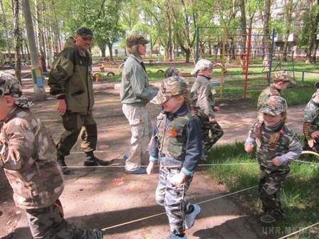 У Горлівці дошкільнят одягли в камуфляж з нашивками «Беркут» (фоторепортаж). 5 травня в окупованому місті Горлівка на базі дошкільного закладу № 91 «Орлятко» провели військово-патріотичну гру, приурочена до 70-річчя Перемоги». 