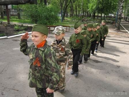 У Горлівці дошкільнят одягли в камуфляж з нашивками «Беркут» (фоторепортаж). 5 травня в окупованому місті Горлівка на базі дошкільного закладу № 91 «Орлятко» провели військово-патріотичну гру, приурочена до 70-річчя Перемоги». 