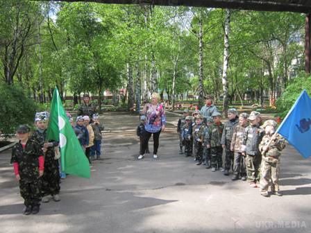 У Горлівці дошкільнят одягли в камуфляж з нашивками «Беркут» (фоторепортаж). 5 травня в окупованому місті Горлівка на базі дошкільного закладу № 91 «Орлятко» провели військово-патріотичну гру, приурочена до 70-річчя Перемоги». 