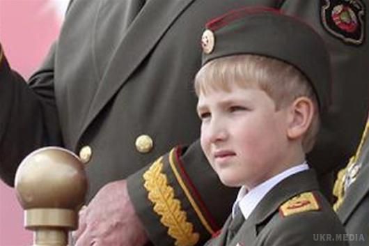 Син Лукашенка прийшов на парад у формі головнокомандувача. Білоруський лідер часто бере з собою на офіційні заходи малолітнього сина.
