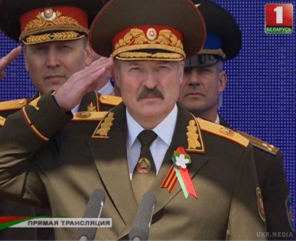 Син Лукашенка прийшов на парад у формі головнокомандувача. Білоруський лідер часто бере з собою на офіційні заходи малолітнього сина.