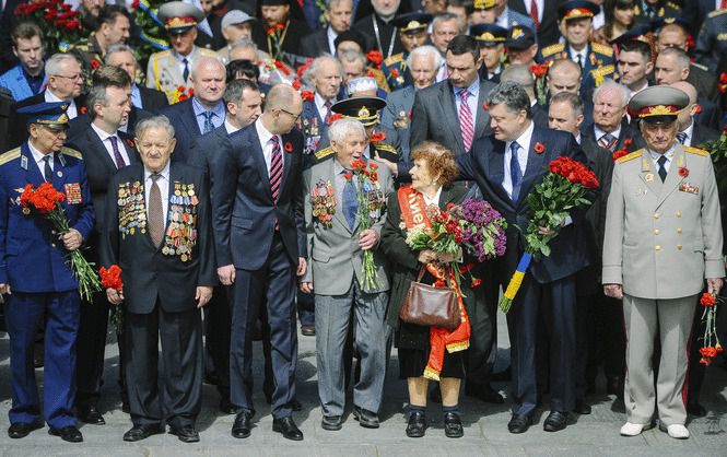 Порошенко з Яценюком вшанували пам'ять загиблих у Другій світовій (фото). Порошенко і Яценюк разом з ветеранами поклали квіти до пам'ятника на могилі Невідомого солдата в Києві