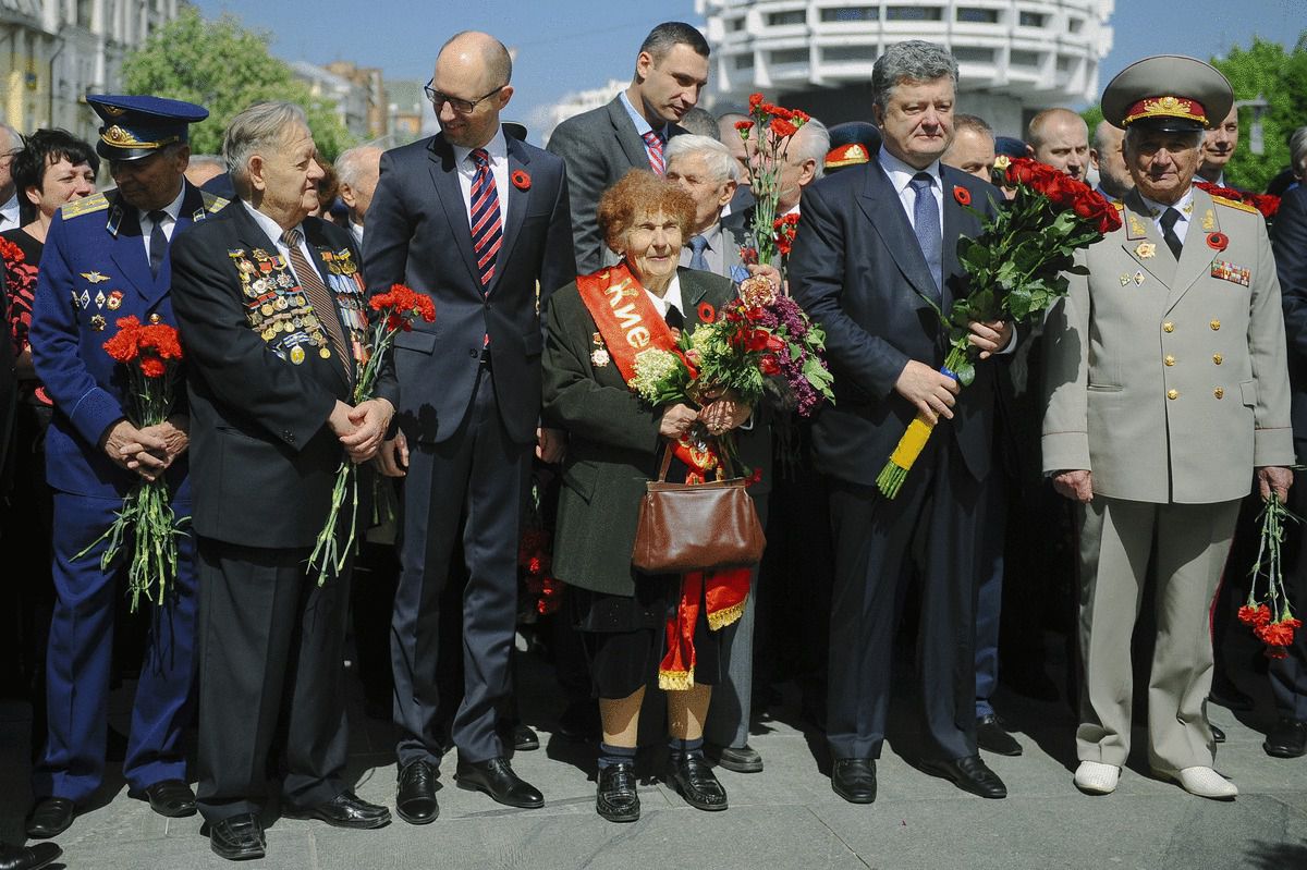 Порошенко з Яценюком вшанували пам'ять загиблих у Другій світовій (фото). Порошенко і Яценюк разом з ветеранами поклали квіти до пам'ятника на могилі Невідомого солдата в Києві