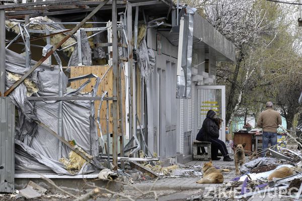  Через 70 років у Донецьку знову діє підпілля, люди знову ризикують життям. Під час Другої світової Донецьк втратив тисячі мирних жителів: до війни тут проживало 507 тис. людей, після – 175 тисяч.