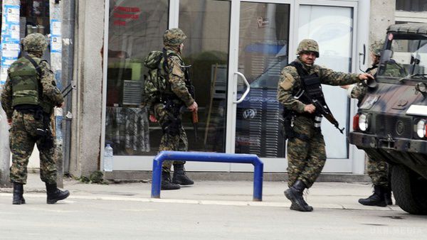 Поліція Македонії зазнала важких втрат в перестрілках з бойовиками. За інформацією поліції, жертв серед цивільного населення немає.