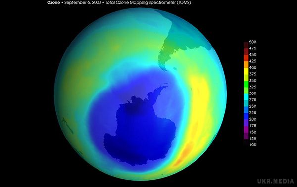 NASA заявили, що велика озонова діра в атмосфері Землі зникне до кінця 21 століття. Озонова діра вперше була виявлена британськими науковцями близько 30 років тому під час досліджень в Антарктиді.
