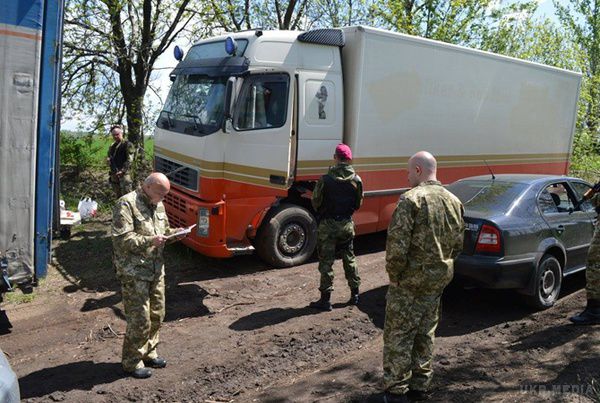  Дві вантажівки з пивом Москаль не пропустив в "ЛНР". В 10 кілометрах від лінії фронту затримано дві вантажівки з пивом, які їхали на підконтрольні " ЛНР " території