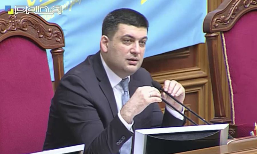 Савченко з Днем народження привітав Гройсман. Український парламент буде домагатися звільнення всіх, хто "перебуває в полоні", заявив Володимир Гройсман.