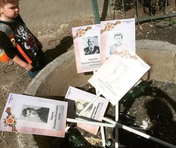 Після акції «Безсмертний полк» портрети «загиблих родичів» викинули у смітник. У Москві після параду портрети «загиблих родичів» викинули на смітник (фото)