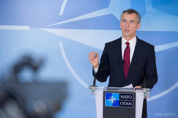 Генсек НАТО заявив про порушення перемир'я в Україні. Генсек також стверджував, що в останні тижні і місяці російська сторона продовжувала надавати підтримку бойовикам на сході України важкими озброєннями.