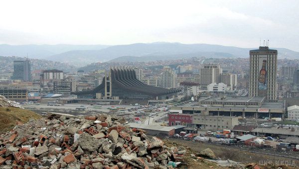 В аеропорту столиці Косово розбився вертоліт місії Євросоюзу. Як повідомляють косівські ЗМІ, після інциденту аеропорт Пріштіни був закритий. Точне число потерпілих та інші подробиці поки невідомі