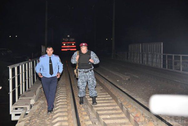 На місці вибуху на залізниці в Одесі утворилася воронка глибиною майже в метр (фото). У МВС підтвердили, що інцидент дійсно мав місце.