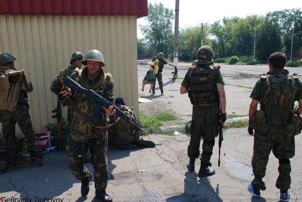 У Харцизьку та Торезі "розформовані" бойовики збилися в банди і займаються мародерством - ІО. Залишені самі на себе бойовики займаються мародерством.