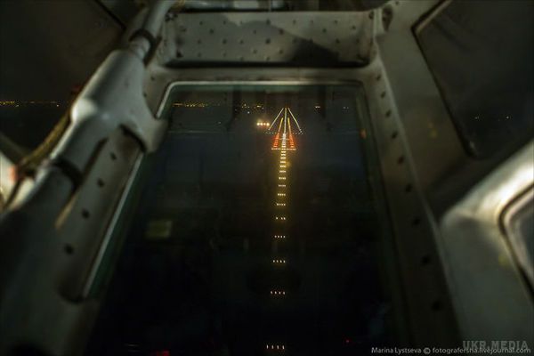 Заворожуюча посадка військового Іл-76: вигляд з кабіни пілота (фото,відео). Військовий борт приземляється в Катманду