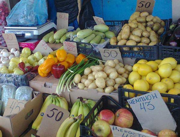 Огляд цін на продукти у Донецьку (фото). Фрукти і овочі в Донецьку на ринку Щетиніна продаються в асортименті, проте істотні націнки як і раніше зберігаються