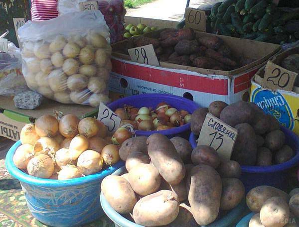 Огляд цін на продукти у Донецьку (фото). Фрукти і овочі в Донецьку на ринку Щетиніна продаються в асортименті, проте істотні націнки як і раніше зберігаються