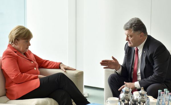Петро Порошенко і Ангела Меркель не бачать альтернативи  мирному врегулюванню конфлікту в Донбасі. У Берліні глави держав закликали негайно відвести техніку, а також обговорили підготовку до саміту в Ризі