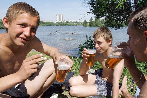 Росія - чемпіон світу за смертей від алкоголю. Російська Федерація стала визнаним світовим лідером по смертності, пов'язаної з вживанням алкоголю і за темпами зростання пияцтва серед молоді.